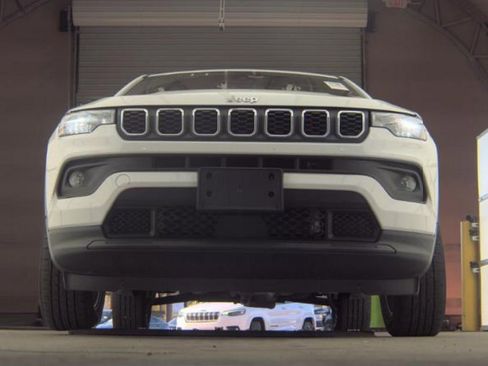 Used 2025 Jeep Compass Latitude AWD/4WD image 3