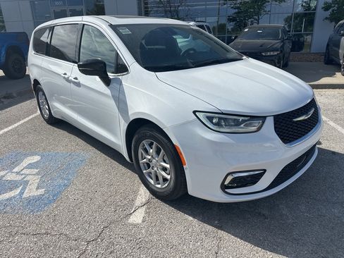 New 2026 Chrysler Pacifica Select image 6