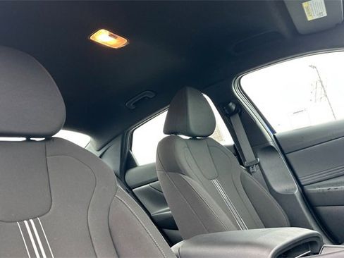 Used 2025 Hyundai Elantra SEL image 16