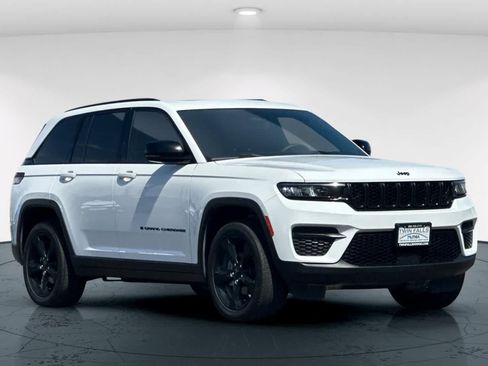 Used 2023 Jeep Grand Cherokee Altitude AWD/4WD image 6