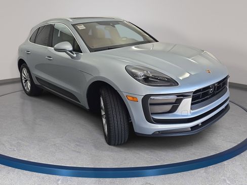 Used 2025 Porsche Macan AWD/4WD image 3
