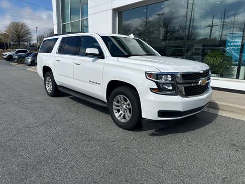 Used 2018 Chevrolet Suburban LT image 2