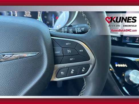 Used 2025 Chrysler Pacifica Select FWD image 18