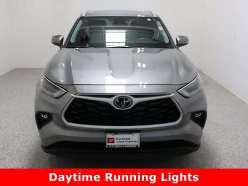 Certified 2025 Toyota Highlander XLE image 3