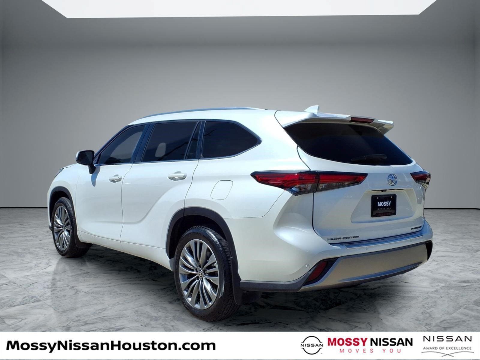 Used 2021 Toyota Highlander Platinum FWD image 2