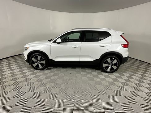 Used 2021 Volvo XC40 T5 Momentum w/ Premium Package image 2