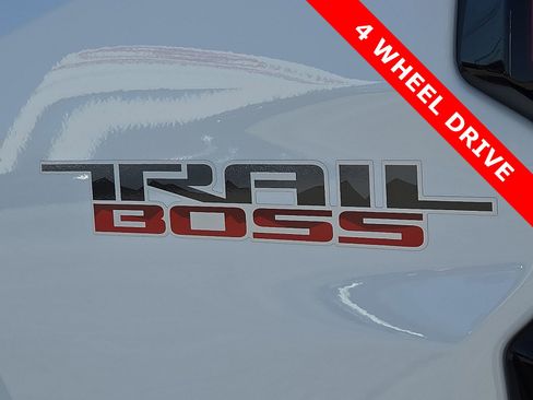 Used 2024 Chevrolet Colorado Trail Boss image 8