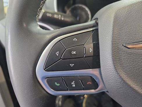 Used 2024 Chrysler Pacifica Touring-L FWD image 22