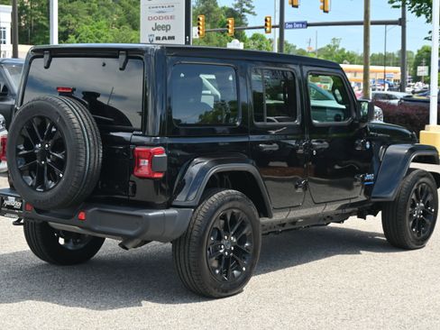 Used 2025 Jeep Wrangler Unlimited Sahara w/ Safety Group AWD/4WD image 10