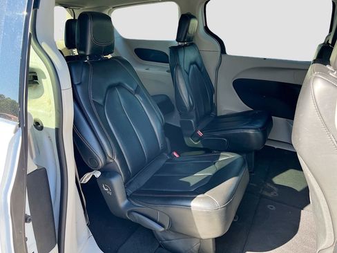 Used 2023 Chrysler Pacifica Touring-L FWD image 32