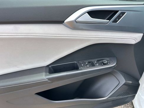 New 2025 Volkswagen Taos SE image 15