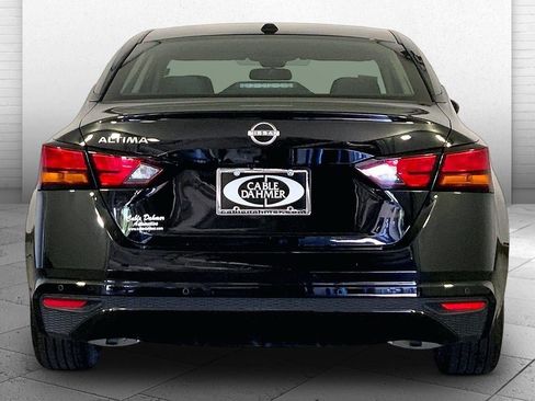 Used 2025 Nissan Altima 2.5 SV FWD image 3