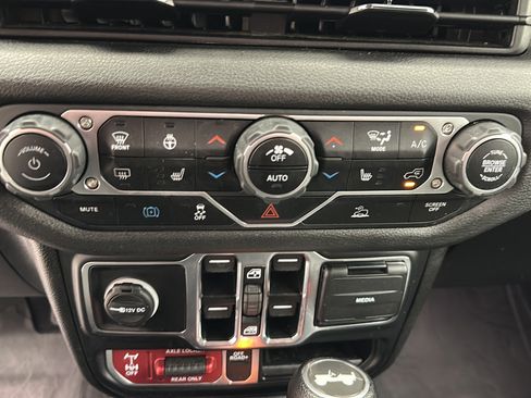 Used 2024 Jeep Wrangler Unlimited AWD/4WD image 17