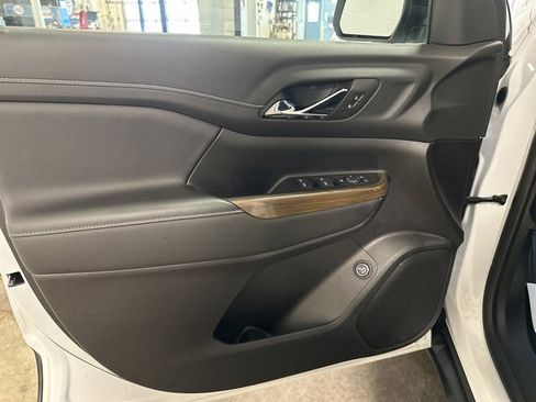 Used 2023 GMC Acadia SLE w/ Driver Convenience Package image 9