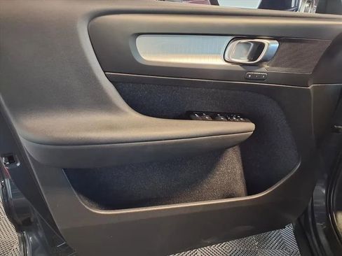 Used 2021 Volvo XC40 T4 Momentum image 17