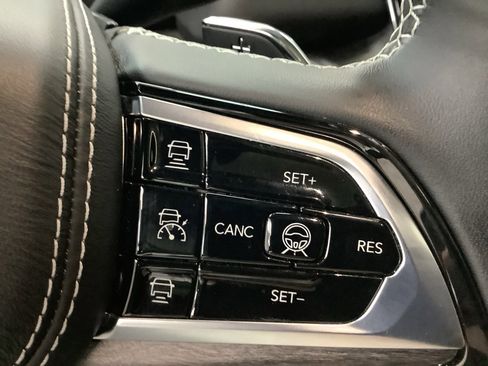 Used 2022 Jeep Grand Cherokee Overland w/ Advanced Protech Group III image 19