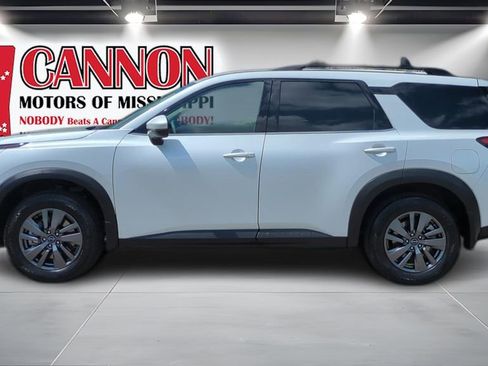 Used 2025 Nissan Pathfinder SV w/ SV Premium Package FWD image 8