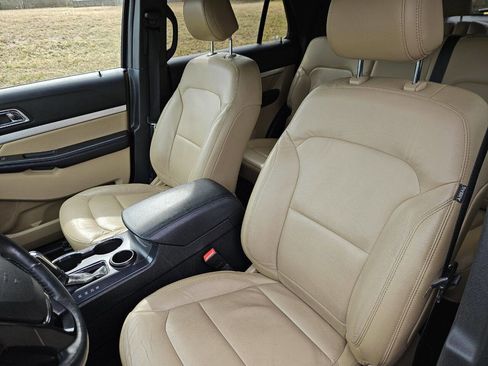 Used 2017 Ford Explorer XLT w/ Equipment Group 202A image 11