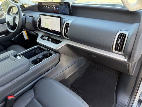 New 2025 Ford Expedition Active image 43