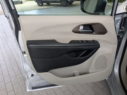 Used 2022 Chrysler Voyager LX FWD image 13