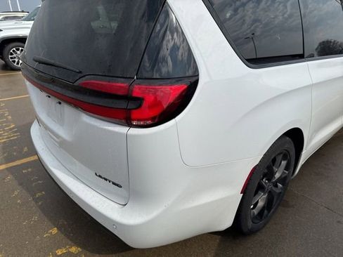 Used 2025 Chrysler Pacifica Limited image 17