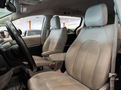 Used 2021 Chrysler Pacifica Touring-L FWD image 16