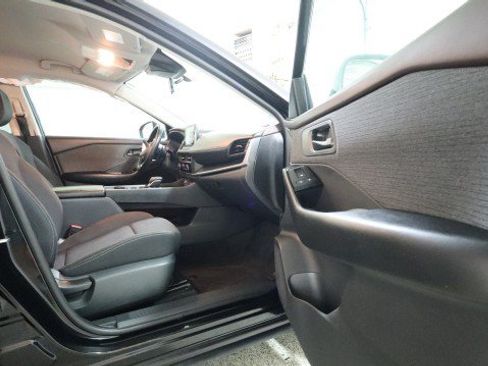 Used 2023 Nissan Rogue S AWD/4WD image 10