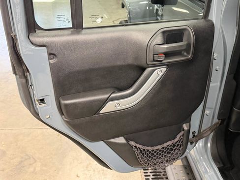 Used 2015 Jeep Wrangler Unlimited Sahara w/ Connectivity Group AWD/4WD image 13