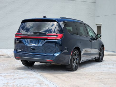 Used 2025 Chrysler Pacifica Limited FWD image 8