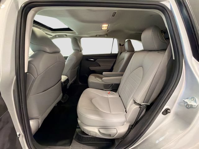 Used 2024 Toyota Highlander XLE AWD/4WD image 18