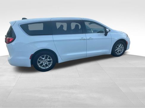 Used 2023 Chrysler Pacifica Touring-L FWD image 24