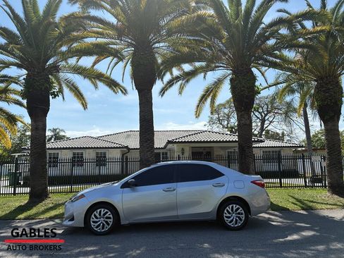 Used 2017 Toyota Corolla LE FWD image 8