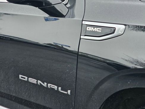 Used 2021 GMC Yukon Denali w/ Denali Premium Package image 10