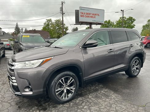 Used 2019 Toyota Highlander LE AWD/4WD image 2