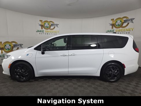 Certified 2024 Chrysler Pacifica Limited w/ Uconnect Theater Family Group image 6