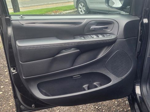 Used 2017 Dodge Grand Caravan SE FWD image 10