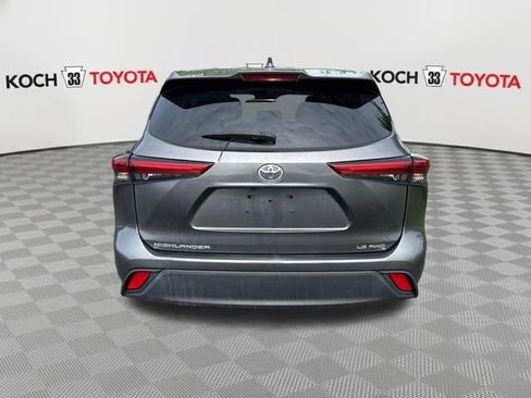 Used 2022 Toyota Highlander LE AWD/4WD image 7