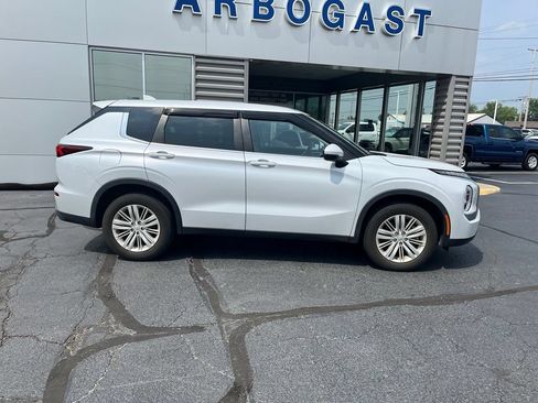 Used 2023 Mitsubishi Outlander ES AWD/4WD image 2