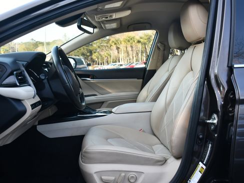 Certified 2019 Toyota Camry XLE image 7