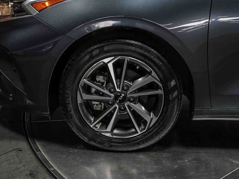 Used 2023 Kia Forte LXS w/ LXS Technology Package FWD image 9
