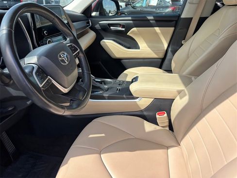 Used 2023 Toyota Highlander XLE image 8