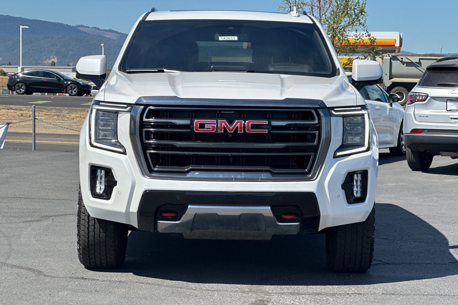 Used 2024 GMC Yukon AT4 w/ Technology Package AWD/4WD image 9