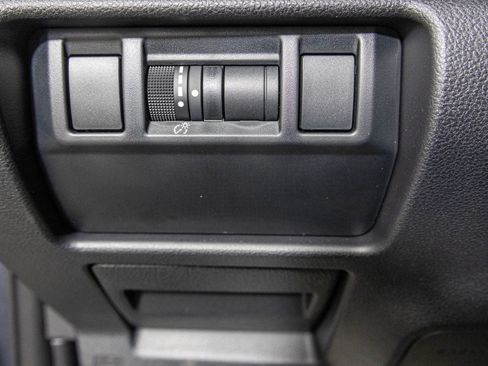 Used 2025 Subaru Crosstrek 2.0i Premium image 31