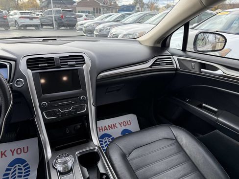Used 2017 Ford Fusion SE w/ Equipment Group 202A image 13