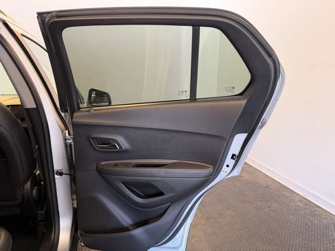 Used 2019 Chevrolet Trax LT w/ LT Convenience Package FWD image 30