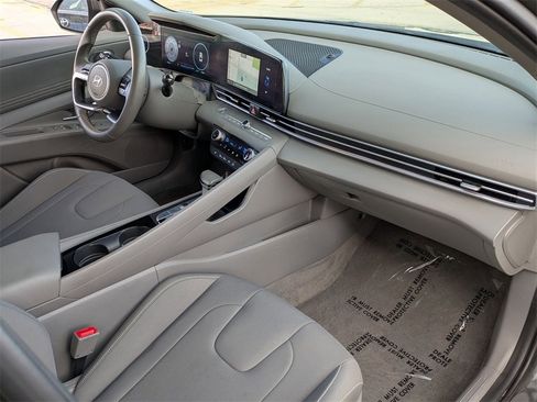 Used 2025 Hyundai Elantra SEL image 29