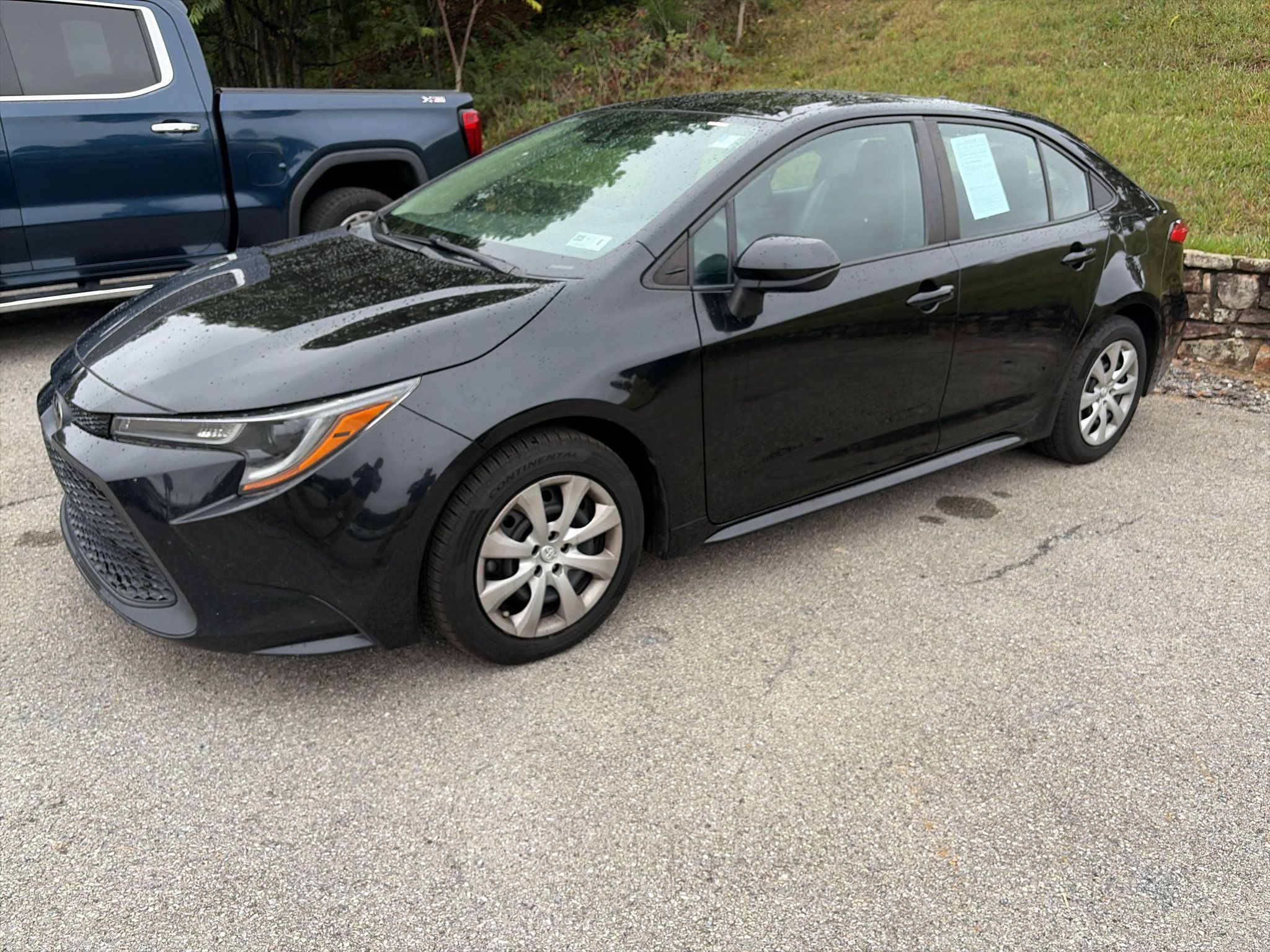 Used 2022 Toyota Corolla LE FWD image 1
