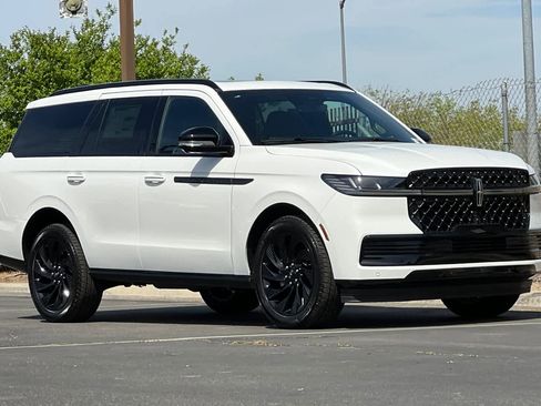 New 2026 Lincoln Navigator Reserve w/ Jet Appearance Package AWD/4WD image 10