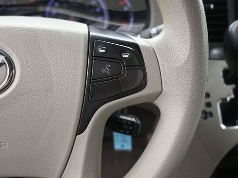 Used 2013 Toyota Sienna LE FWD image 2