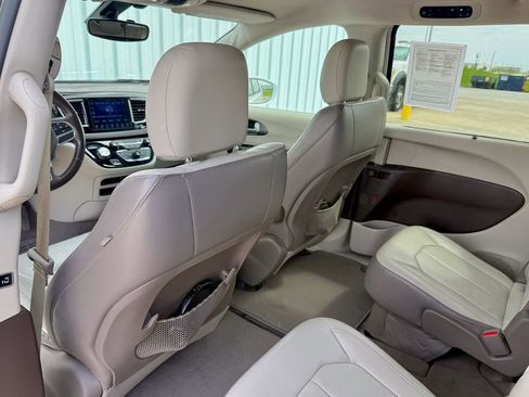 Used 2017 Chrysler Pacifica Touring-L FWD image 14